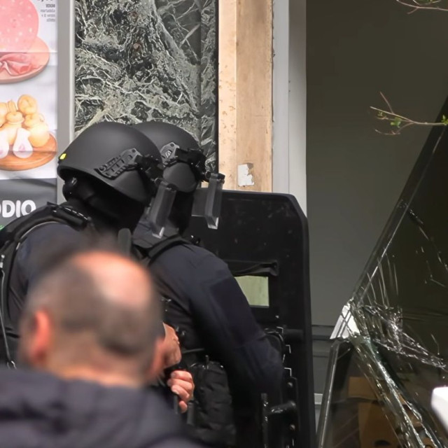 Νάπολη: Κινηματογραφική ληστεία σε τράπεζα – Κράτησαν όμηρους, άδειασαν θυρίδες και εξαφανίστηκαν