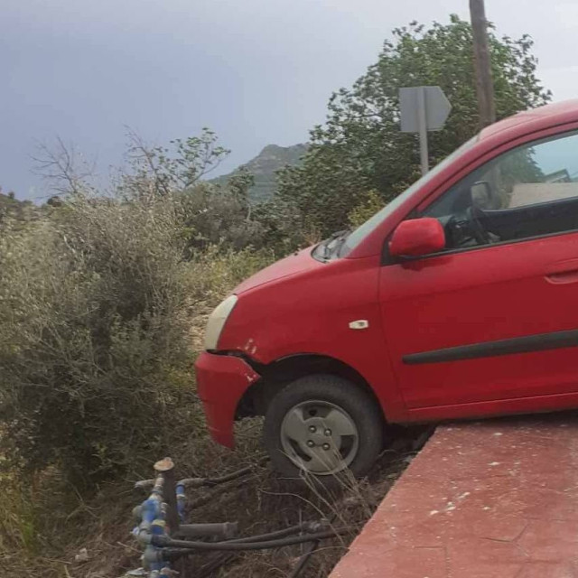 Κρήτη: Θυελλώδεις άνεμοι παρέσυραν… αυτοκίνητο – Δείτε φωτογραφία