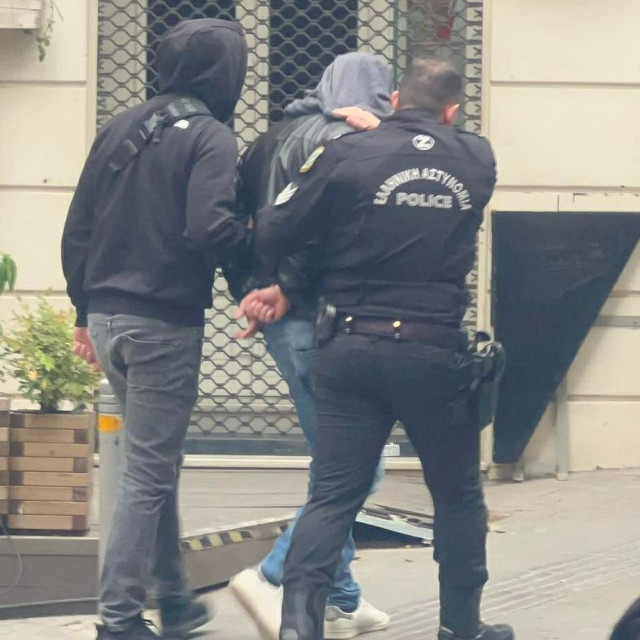 Θρίλερ στο κέντρο της Αθήνας με νεκρή γυναίκα σε ακάλυπτο - Η στιγμή της προσαγωγής του υπόπτου