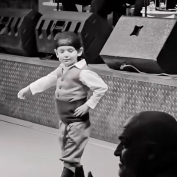 Ο μικρός που ξεσήκωσε ένα ολόκληρο κέντρο - Βίντεο