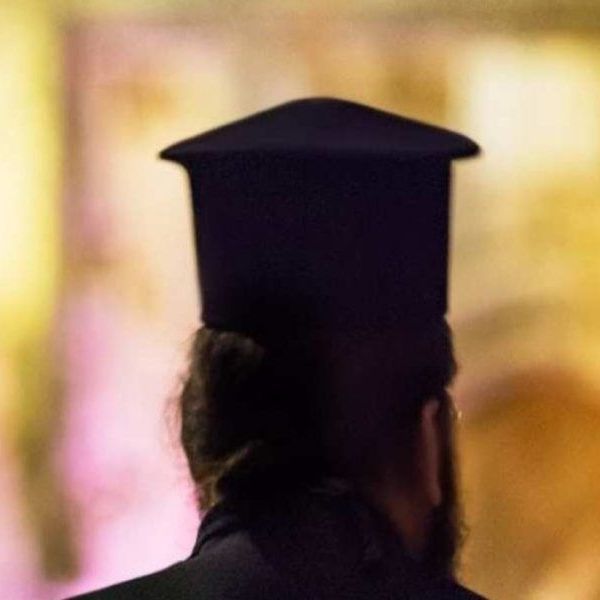 Κρήτη: Μια ολόκληρη ενορία «βράζει» για τον ιερέα