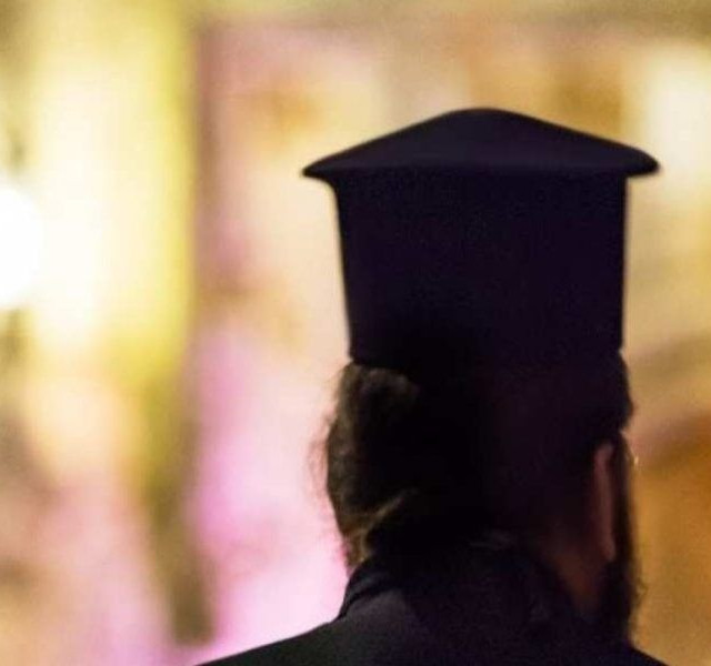 Χάος σε κηδεία στο Μενίδι: Άνδρας εισέβαλε μεθυσμένος και γυμνός σε εκκλησία -Χτύπησε τον επίτροπο, λιποθύμησε γυναίκα!