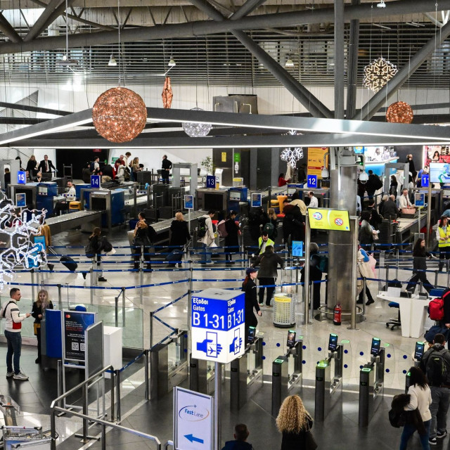 Εξαιρούνται οι Βρετανοί τουρίστες στην Ελλάδα από τον βιομετρικό έλεγχο