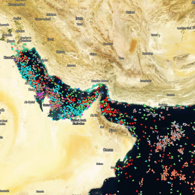 Πάνω από 20 πλοία πέρασαν το Σάββατο από τα Στενά του Ορμούζ