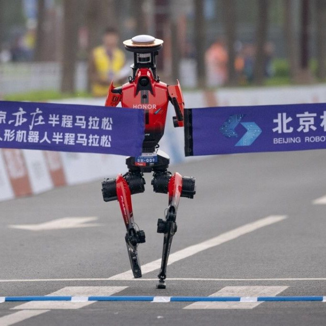 Κίνα: Ρομπότ «έσπασε» κάθε ρεκόρ - Έτρεξε ημιμαραθώνιο πιο γρήγορα από άνθρωπο