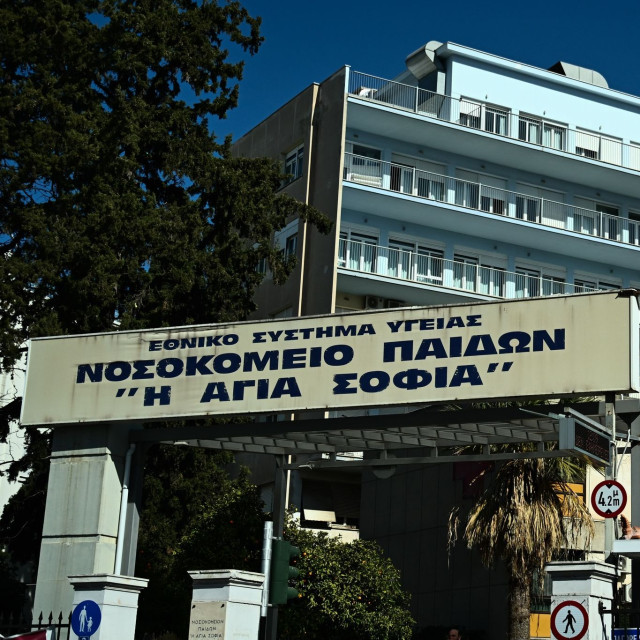 Χειρουργείται το 13χρονο κορίτσι που έπεσε από τον 1ο όροφο του σχολείου της στο Χαϊδάρι