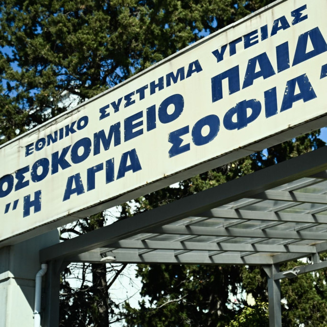 Η Ζαχαράκη επισκέφθηκε στο Παίδων τη μαθήτρια που έπεσε από τον 1ο όροφο του σχολείου της