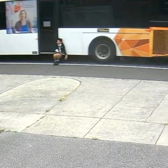 Τρομακτικά πλάνα: Παγιδευμένος 12χρονος κρέμεται από πόρτα σχολικού λεωφορείου για 350 μέτρα