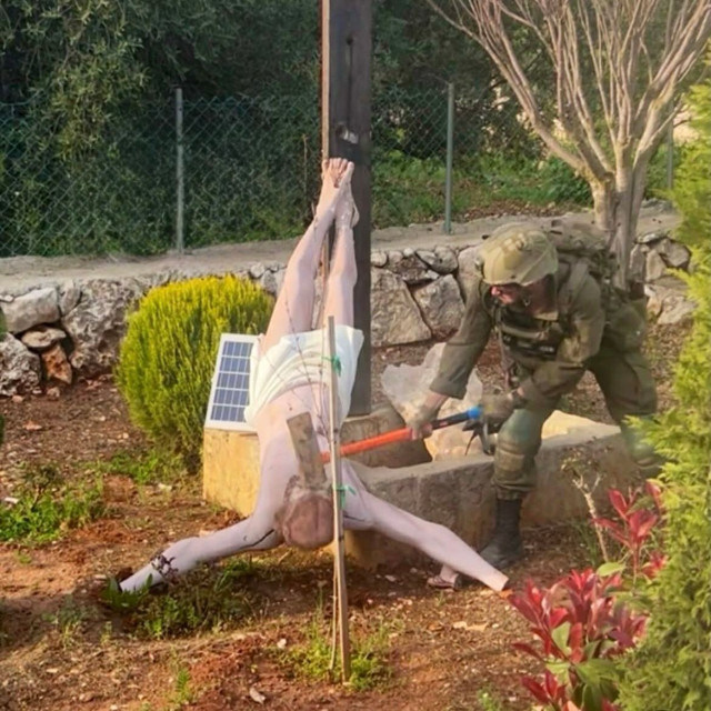 Λίβανος: Σάλος με φωτογραφία Ισραηλινού στρατιώτη που καταστρέφει άγαλμα του Εσταυρωμένου Χριστού