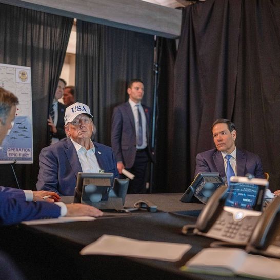 Τραμπ: Συνεργάτες τον έβγαλαν από την Αίθουσα Κρίσεων – Ήταν έξω φρενών για τους πιλότους στο Ιράν