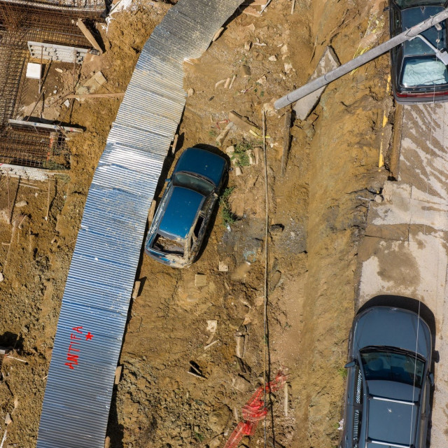 Η στιγμή που Ι.Χ πέφτει στο κενό από την κατάρρευση τοιχίου στους στάβλους Παπάφη - Μια σύλληψη