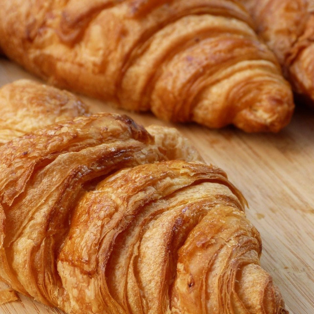 Ηράκλειο: Προσπάθησε να περάσει ναρκωτικά μέσα σε κρουασάν στο Αστυνομικό Μέγαρο– Συνελήφθη 27χρονος