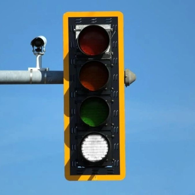 Έρχεται το «τέταρτο χρώμα» στα φανάρια στους δρόμους της Ευρώπης-Πώς το λευκό αλλάζει την κυκλοφορία