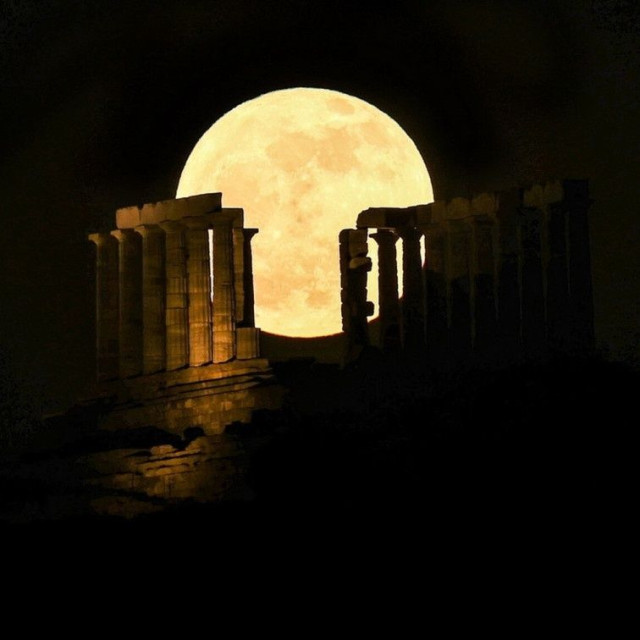 Πανσέληνος των Λουλουδιών: Πότε κάνει την εμφάνισή του το πιο ανοιξιάτικο φεγγάρι