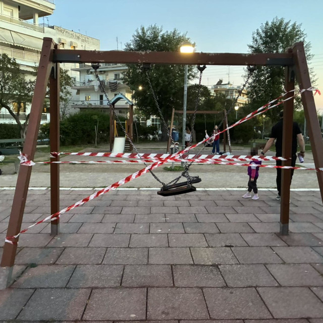 Καλαμαριά: Άγνωστοι αφαίρεσαν βίδες ασφαλείας από κούνια σε παιδική χαρά