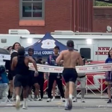 Μαραθωνοδρόμος για κλάματα: Πανηγυρίζει πλησιάζοντας στη γραμμή τερματισμού - Μόνο που έχασε