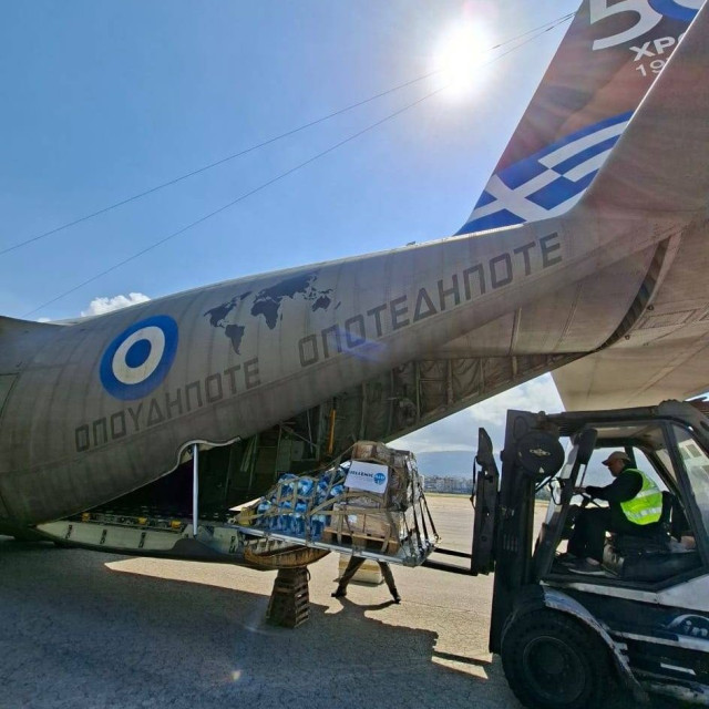 Η Ελλάδα στέλνει ανθρωπιστική βοήθεια στον Λίβανο με σκάφος της Πολεμικής Αεροπορίας - Φωτογραφίες