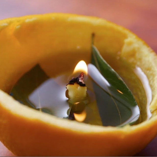 Πώς να φτιάξετε αρωματικό κερί από ένα πορτοκάλι: Ξανάγινε viral το κόλπο με πραγματικά οφέλη