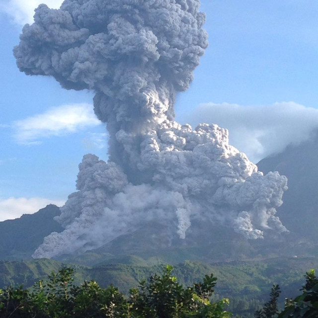Πανικόβλητοι πεζοπόροι τρέχουν να σωθούν από ξαφνική έκρηξη ηφαιστείου στη Γουατεμάλα