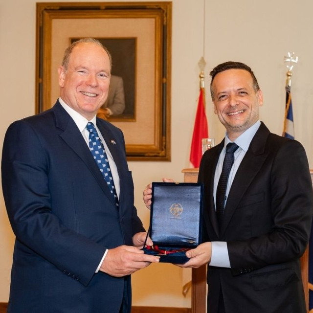 Δούκας: Απένειμε το μετάλλιο του Δήμου Αθηναίων στον πρίγκιπα Αλβέρτο