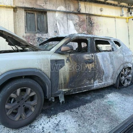 Πολυτεχνείο: Κάηκε ολοσχερώς το ΙΧ του καθηγητή που συνέταξε το πόρισμα για τα Τέμπη - Φωτογραφίες