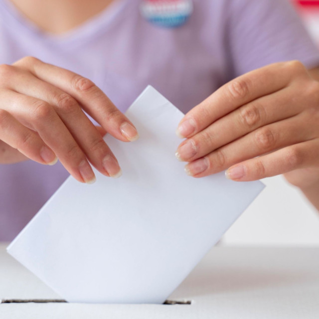 Δημοσκόπηση RealPolls: Το πολιτικό τοπίο με φόντο τον ΟΠΕΚΕΠΕ - Τι λένε για Τσίπρα, Καρυστιανού