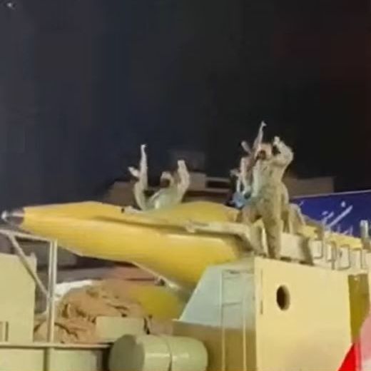 Tεχεράνη: Επίδειξη δύναμης από τους «Φρουρούς της Επανάστασης» με στρατιωτική παρέλαση και πυραύλους