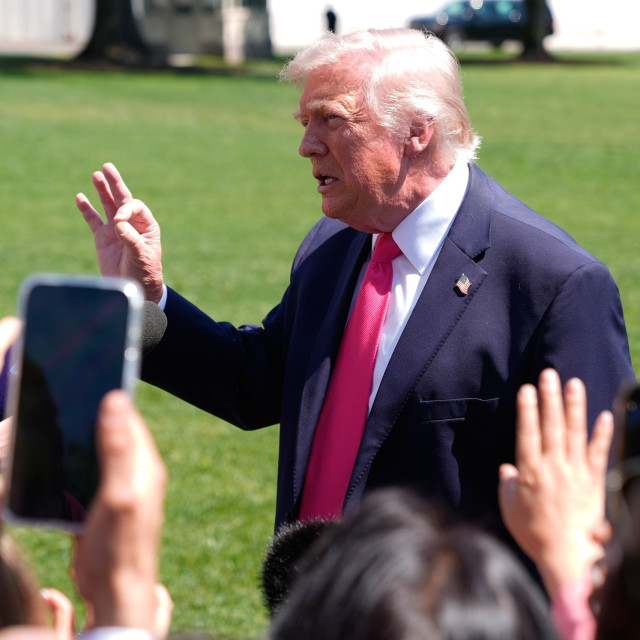 Τραμπ: «Το ιρανικό ναυτικό είναι στον πάτο της θάλασσας» – Οργισμένη επίθεση στη Wall Street Journal