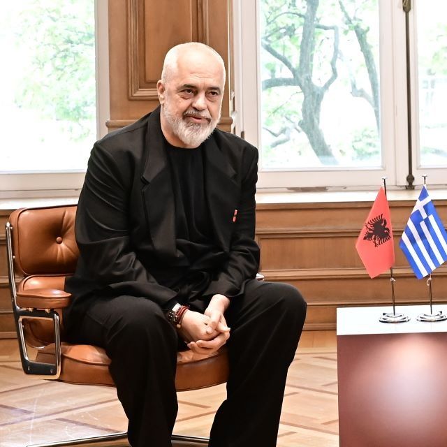 Έντι Ράμα: Παραλίγο να πάει με παντόφλες στο Μέγαρο Μαξίμου