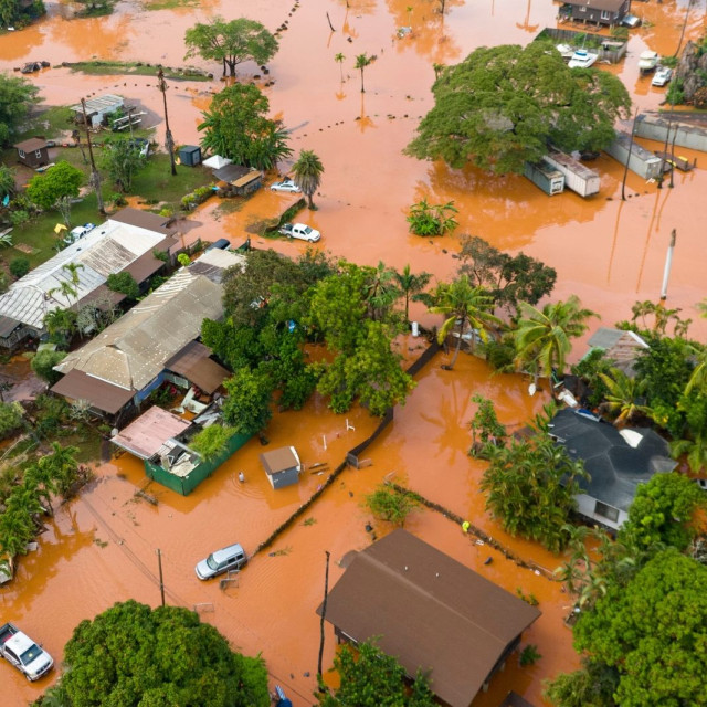 Έρευνα: Οι καύσωνες, οι πλημμύρες και οι πυρκαγιές απειλούν τη δημοκρατία