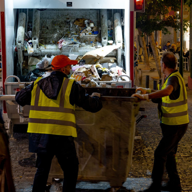 Θεσσαλονίκη: Βίντεο ντοκουμέντο- Η στιγμή που οι υπάλληλοι αντιλαμβάνονται τον άστεγο μέσα στον κάδο