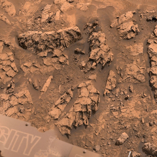 Εικόνες από το ρόβερ της NASA στον Άρη δείχνουν σχηματισμό που θυμίζει λέπια τεράστιου ερπετού