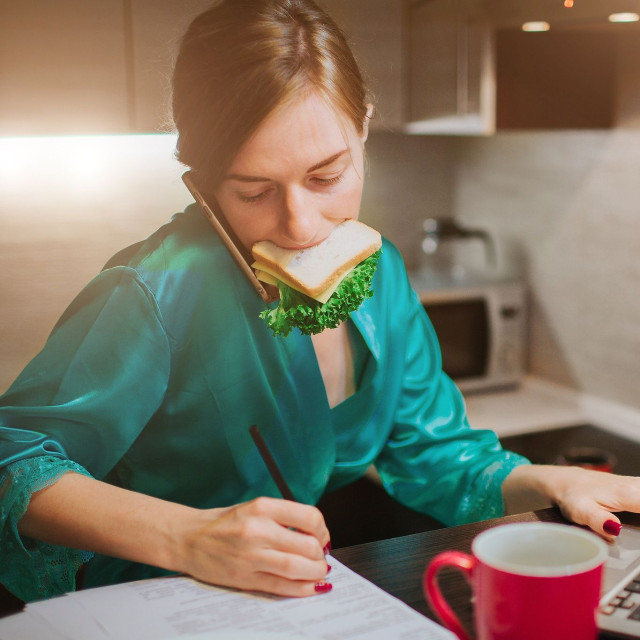 Νιώθετε στρες; Αυτές οι τροφές θα μειώσουν την κορτιζόλη στον οργανισμό σας