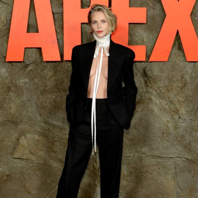 Η Σαρλίζ κατήργησε τα πουκάμισα