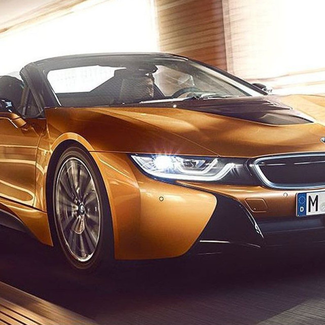 Πως μια σερβιτόρα αγόρασε δέκα πολυτελή αυτοκίνητα;