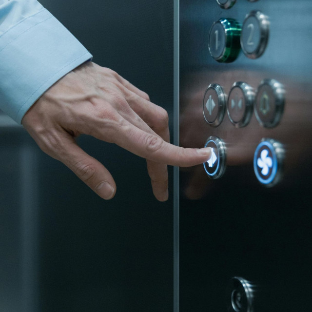 Ασανσέρ: Αντίστροφη μέτρηση για την εκπνοή της απογραφής τους - Έρχονται βαριά πρόστιμα