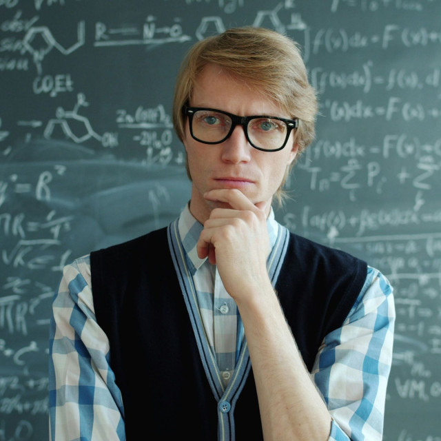 Ένας μύθος γκρεμίζεται: Η ευφυΐα τελικά δεν είναι sexy - Τι έδειξαν επιστημονικές έρευνες