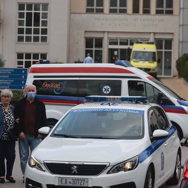 Στην Εντατική παραμένει η 16χρονη που παρασύρθηκε στη Λιοσίων – Στο πλευρό της οι συμμαθητές της