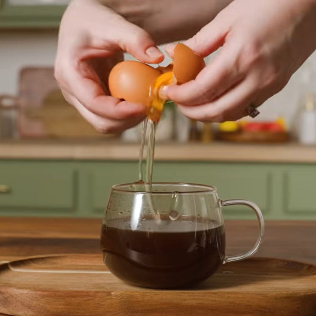 Ωμό αυγό στον καφέ; Γιατί οι ειδικοί τραβάνε τα μαλλιά τους με το νέο viral trend στα social media