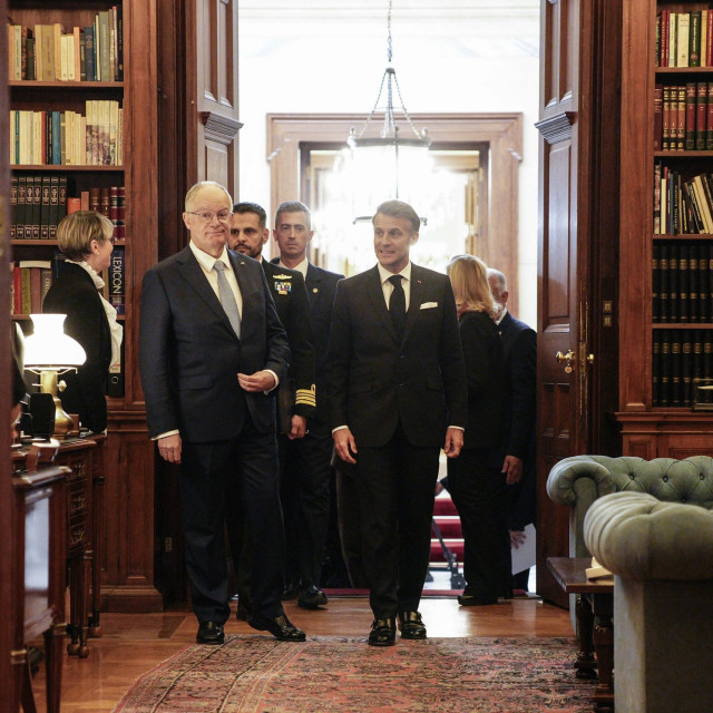 Στο Προεδρικό Μέγαρο ο πρόεδρος της Γαλλίας με τη σύζυγό του - Μακρόν: Ελλάς-Γαλλία, συμμαχία