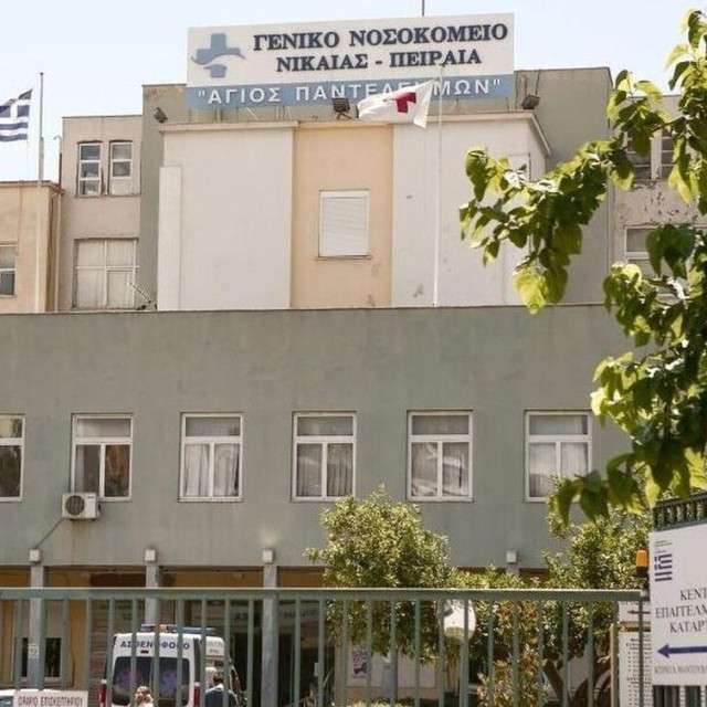 Γενικό Κρατικό Νίκαιας: Η στιγμή που άνδρας με όπλο στο χέρι απειλεί κόσμο στο προαύλιο  - Βίντεο