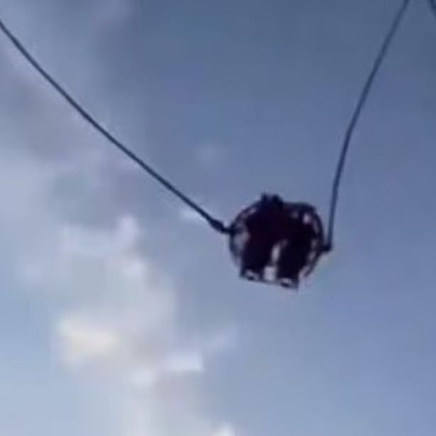 Ισπανία: 4 τραυματίες όταν έσπασε καλώδιο σε παιχνίδι – Βίντεο