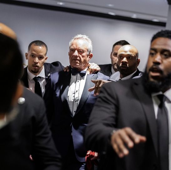 Ένοπλη επίθεση Ουάσινγκτον: Εύσημα του διαδικτύου στους υπουργούς που προστάτευσαν τις συζύγους τους