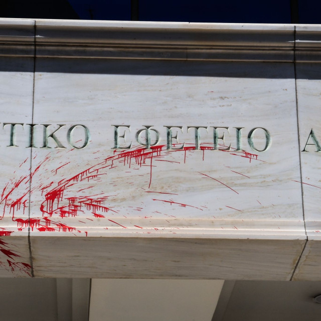 Επίθεση με βαριοπούλα και μπογιές στο Διοικητικό Εφετείο Αθήνων