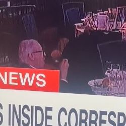 Επίθεση σε δείπνο παρουσία Τραμπ: Παρά το χάος άντρας δεν σταμάτησε να τρώει