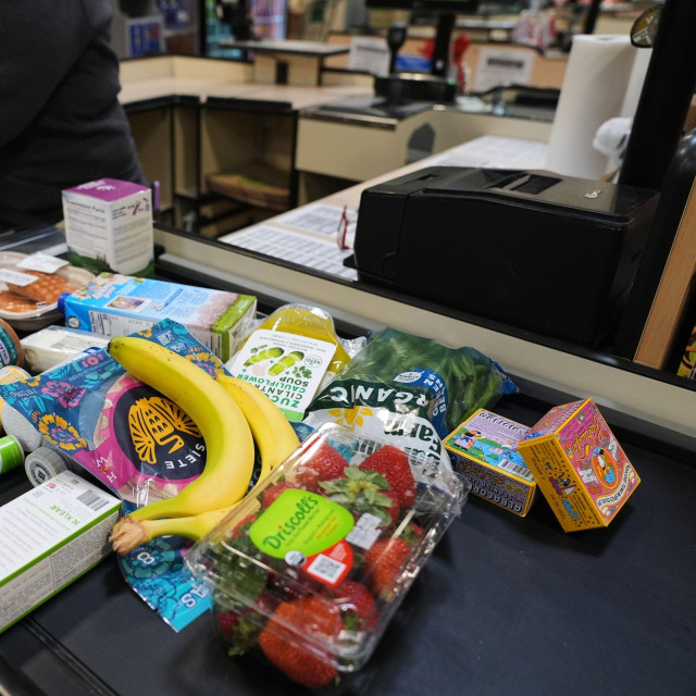 Ταμίας απολύθηκε μετά από 25 χρόνια για δύο μπάρες 2,5 ευρώ