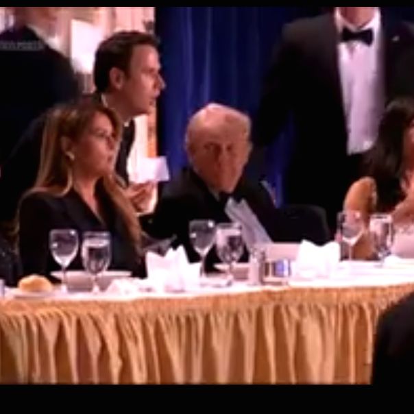 Ο πρόεδρος των ΗΠΑ Τραμπ απομακρύνεται εσπευσμένα έπειτα από πυρά στον χώρο όπου οργανωνόταν δείπνο