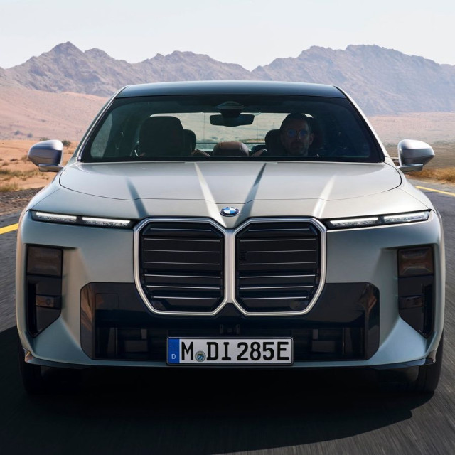 Η σειρά 7 της BMW συνεχίζει ανανεωμένη και πιο high tech