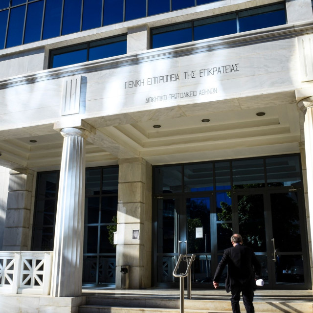 Επίθεση με βαριοπούλα και μπογιές στο Διοικητικό Εφετείο Αθήνων