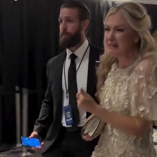 Η Έρικα Κερκ φυγαδεύεται με κλάματα από το δείπνο των ανταποκριτών του Λευκού Οίκου